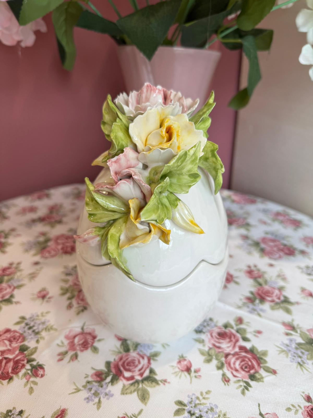 Uovo in porcellana di Capodimonte c/coperchio  con fiori rosa e gialli - H.20 cm
